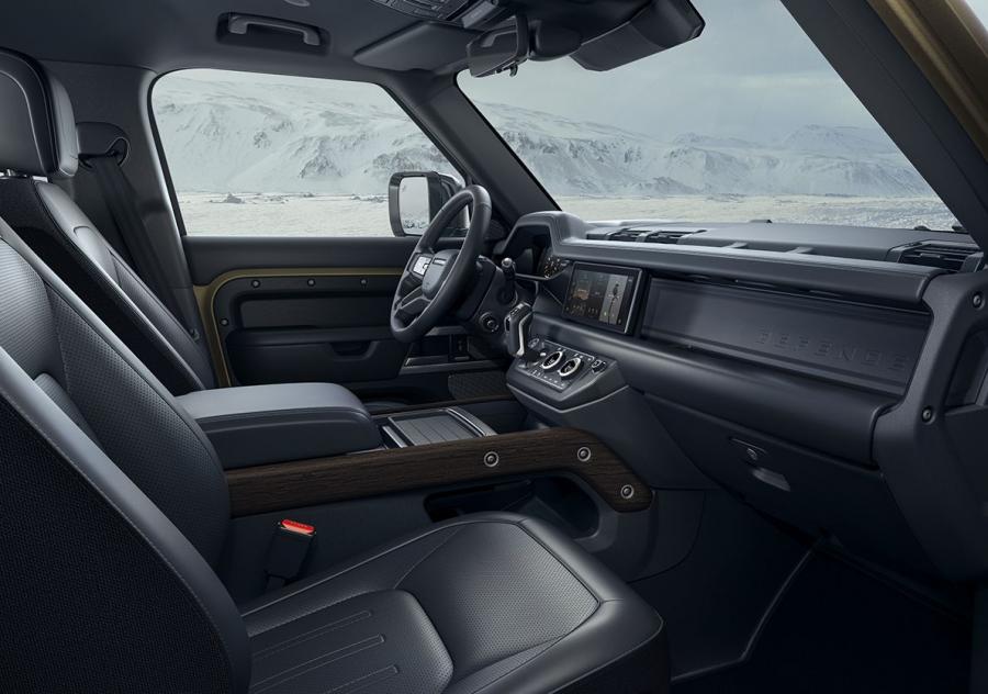 Интерьер Land Rover Defender 110 P400 X 2020 года  (WW) (фото 9 из 16)